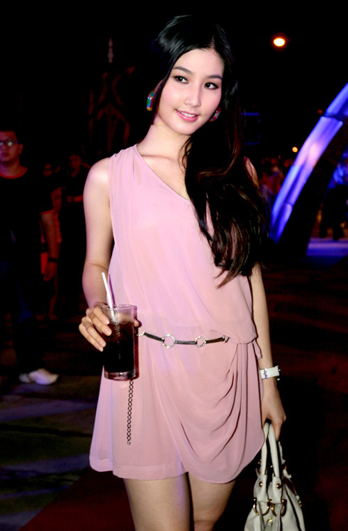 trithucsong.com ngant2012528124123649 24 Cùng các sao Việt chào hè cùng màu pastel & váy mullet